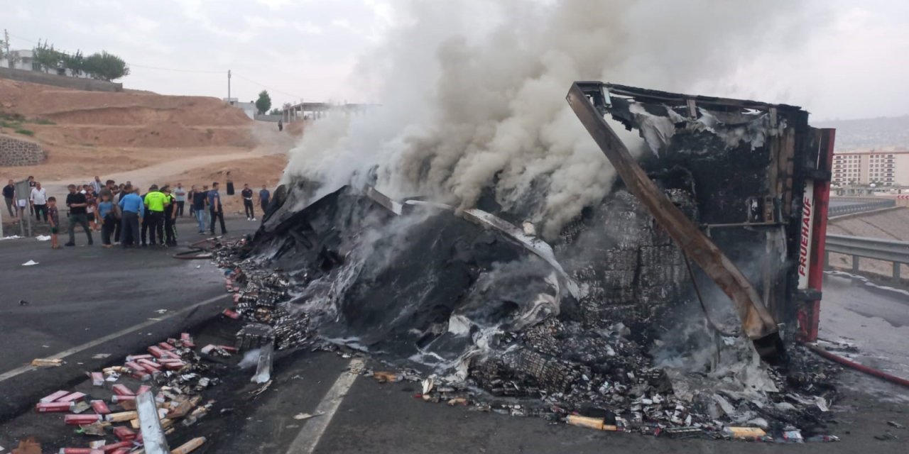 Sigara yüklü kamyon devrildi: Sürücü yanarak can verdi