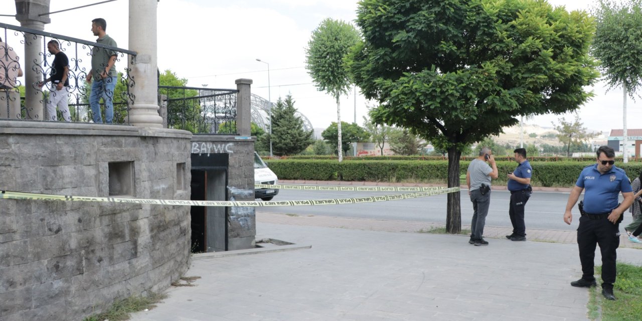 Cami tuvaletinde bıçaklı kavga