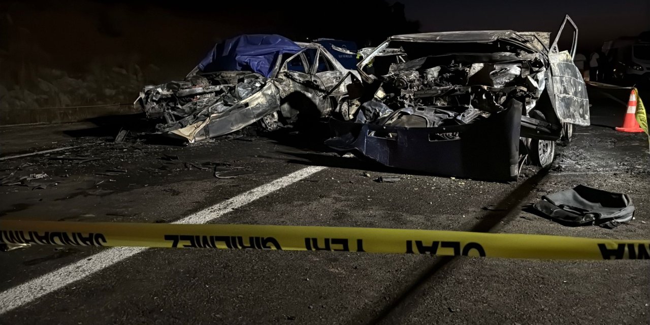 Çarpışan otomobiller alev aldı: 3 ölü 5 yaralı