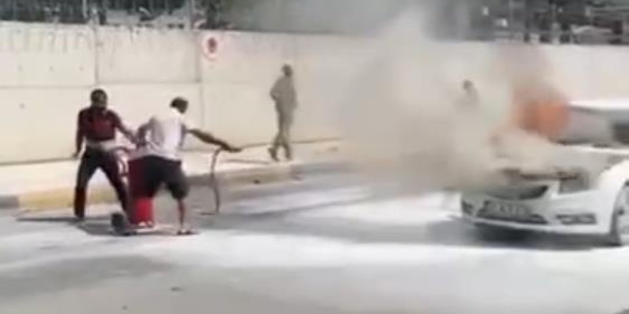 Seyir halindeki araç alev alev yandı
