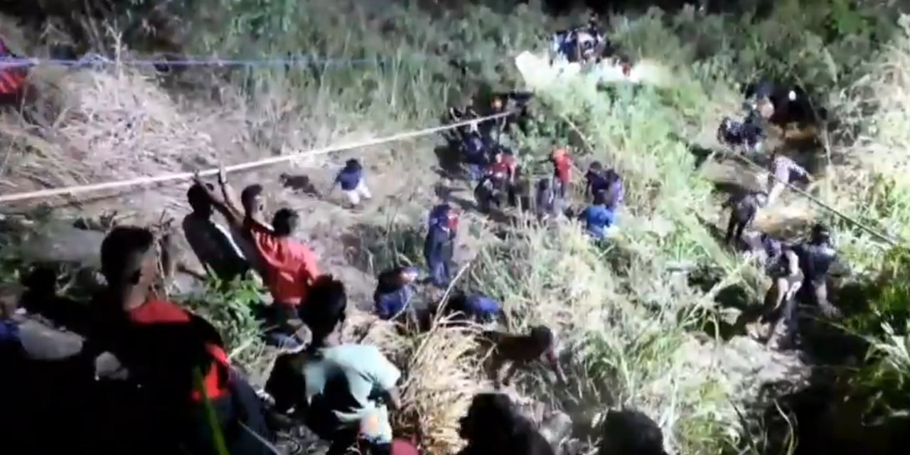 Yolcu otobüsü uçuruma yuvarlandı: 15 ölü