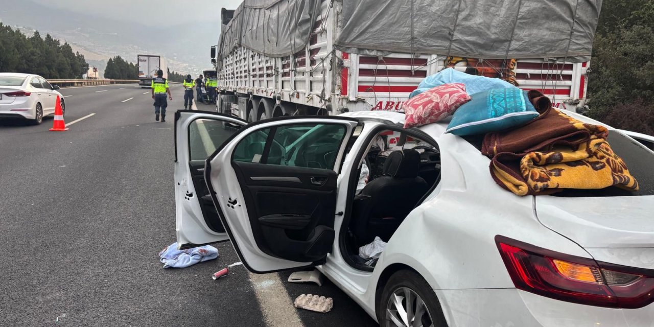 TIR’a arkadan çarpan otomobil hurdaya döndü: 4 kişi ağır yaralı