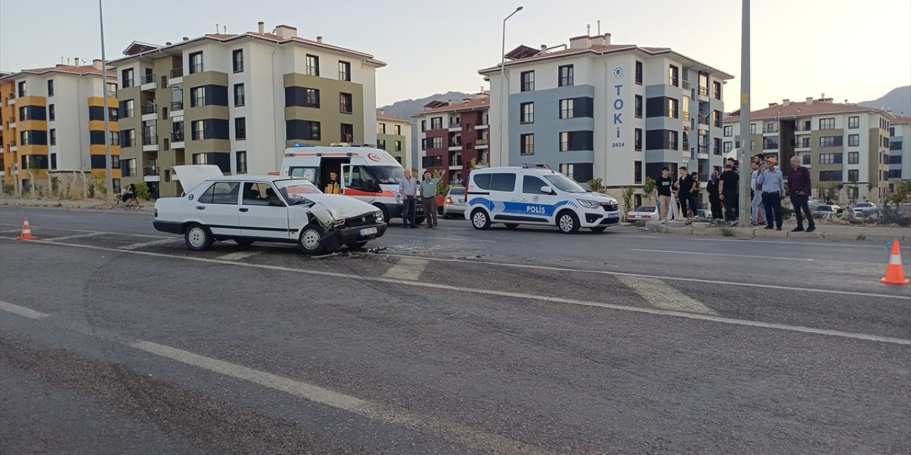 Konya’da otomobiller çarpıştı: 2 kişi yaralandı