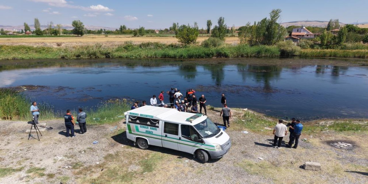 Kurtarmak istediği arkadaşıyla birlikte boğularak can verdi