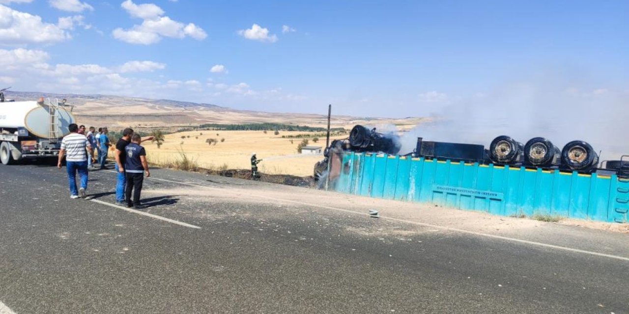 Seyir halindeyken devrilen TIR alev aldı