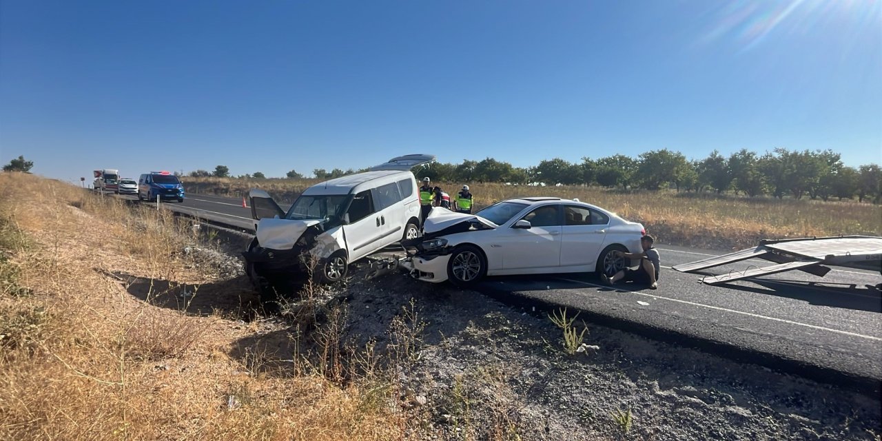 Hafif ticari araç ile otomobil kafa kafaya çarpıştı: 14 yaralı