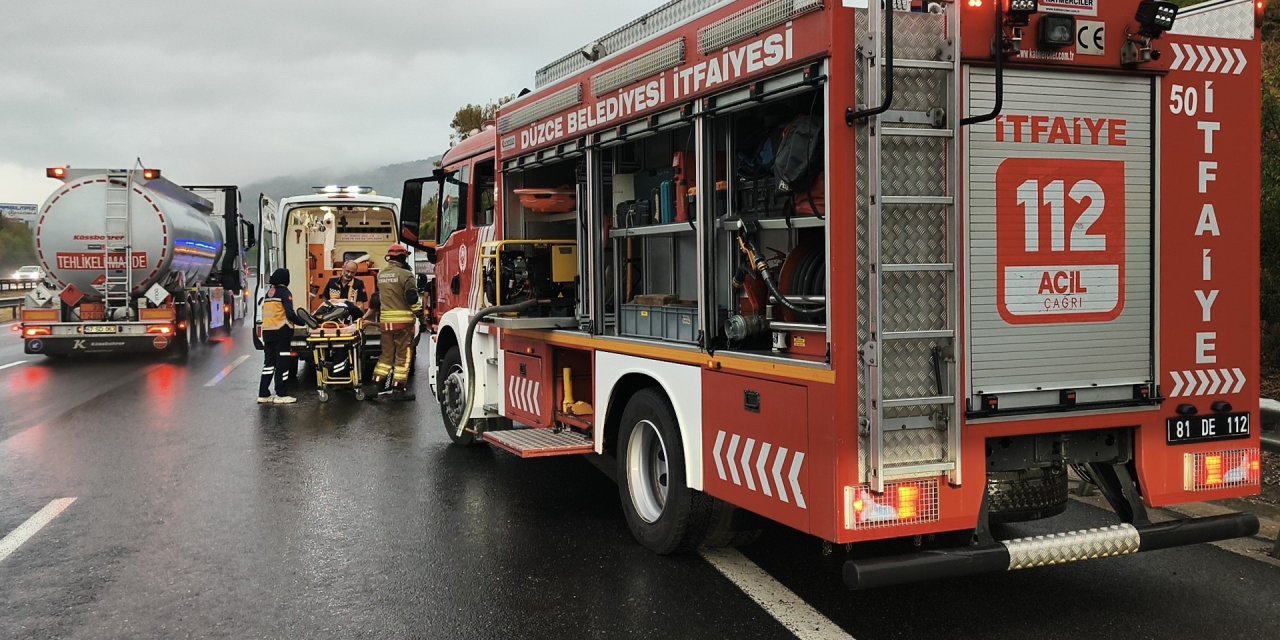 Yağışlı yolda kaza kaçınılmaz oldu! Bariyerlere çarpan sürücü sıkıştı, 5 yaralı