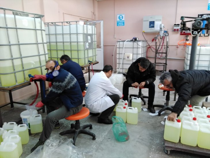 Konya'da meslek lisesinde Kovid-19'a karşı dezenfektan üretimi sürüyor