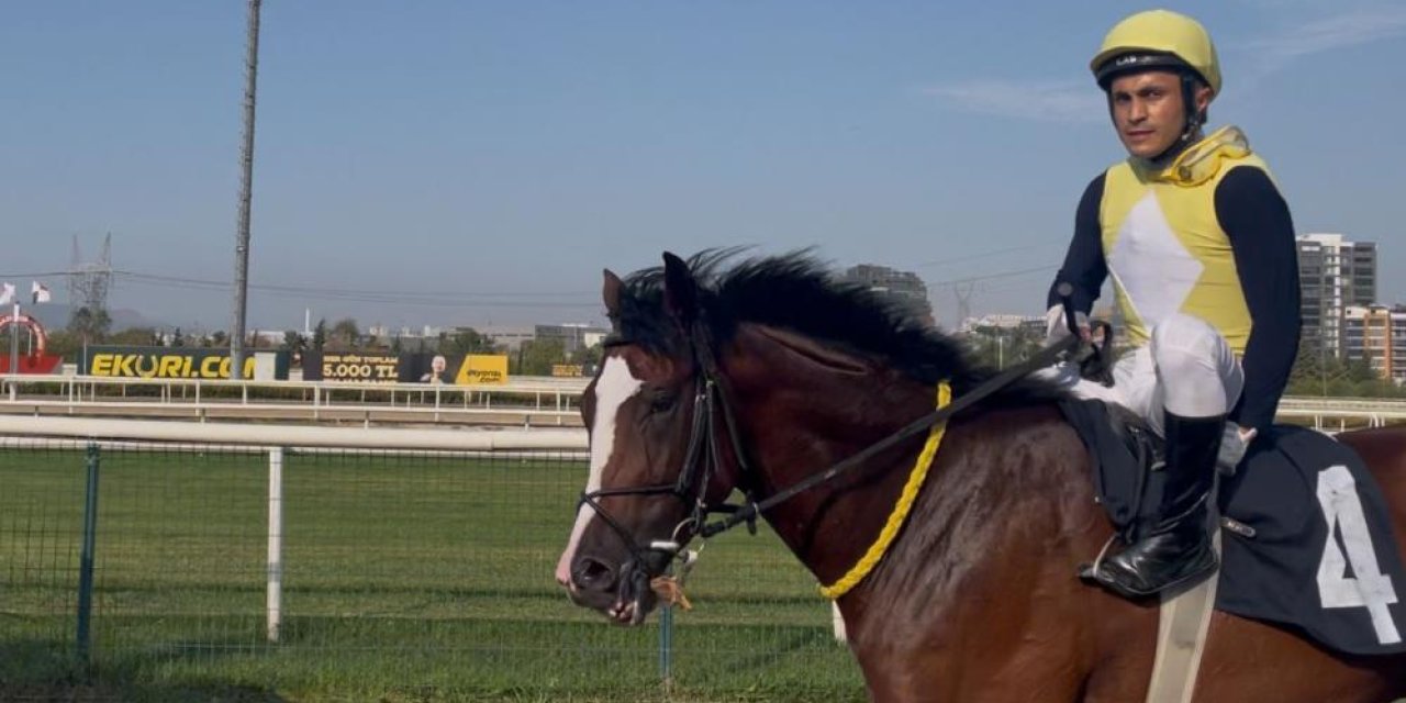Attan düşen arkadaşı yerine yarıştı, birinci oldu
