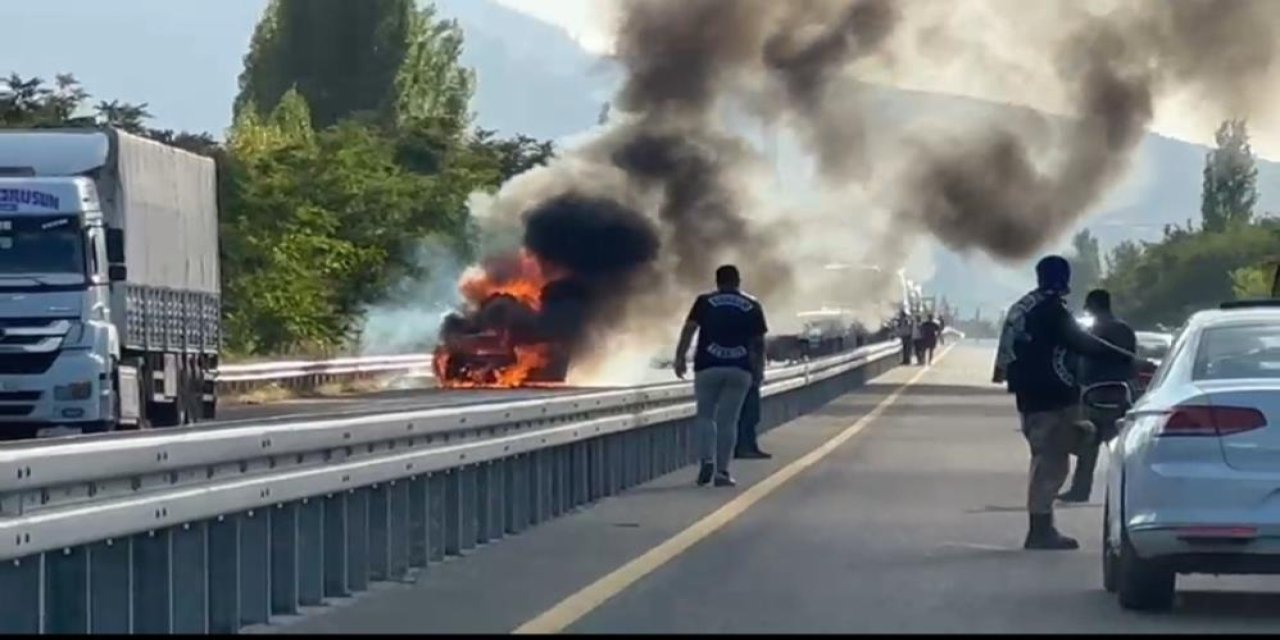 Seyir halindeki otomobil alev topuna döndü