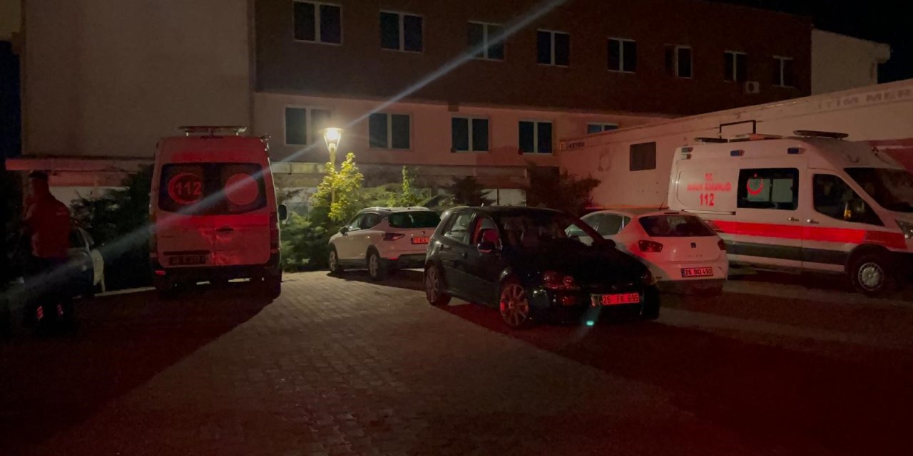 Ambulansı kovalayıp sıkıştırdılar, devlet kurumuna 1 minibüs adam çağırdılar