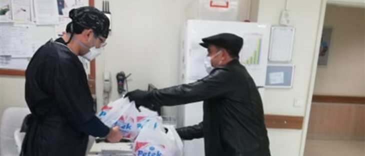 Karapınar'da sağlık çalışanlarına vatandaştan tatlı ikramı