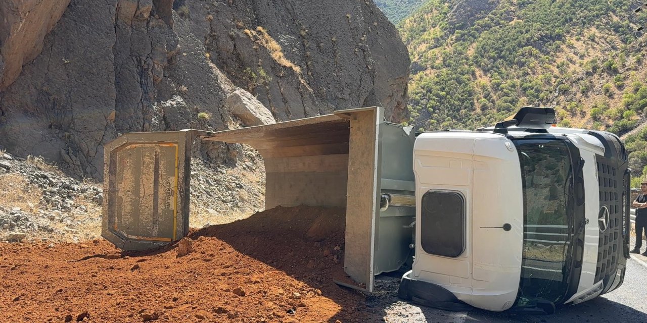 Maden yüklü kamyon devrildi