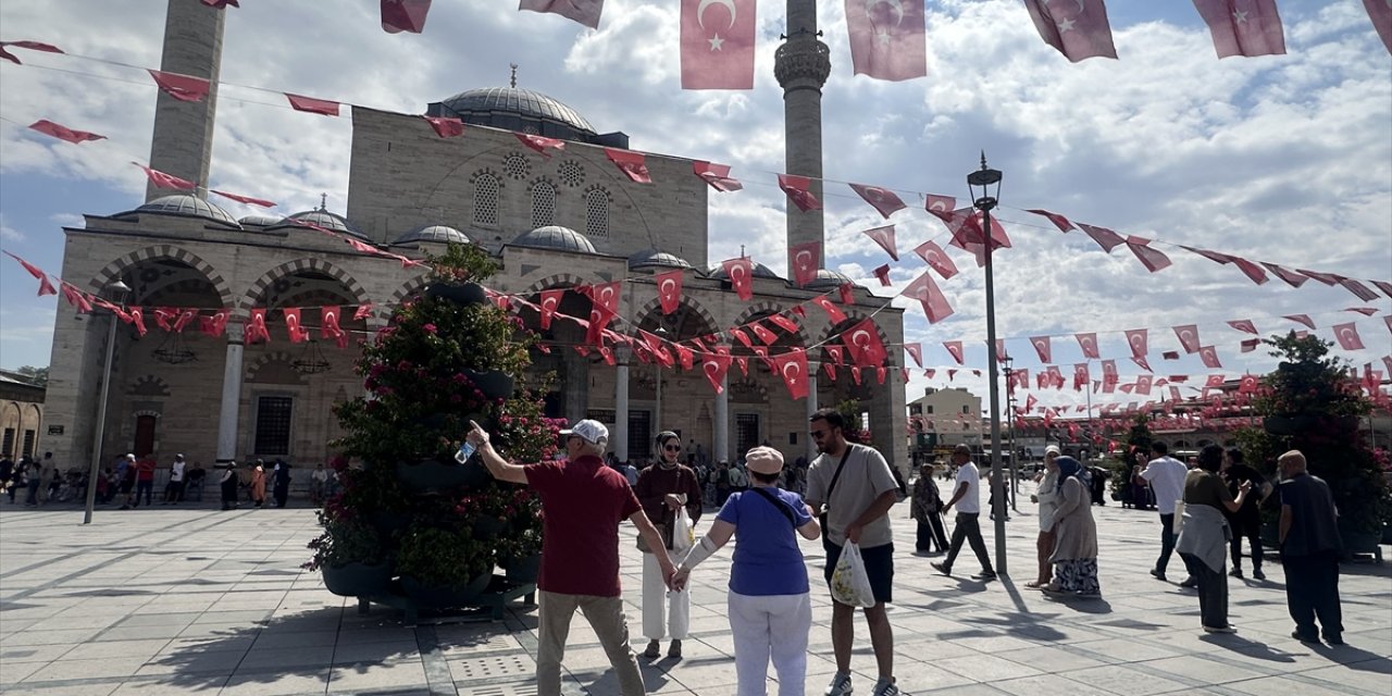 Milli maç heyecanı Konya’yı sardı! Mevlana Müzesi dolup taştı