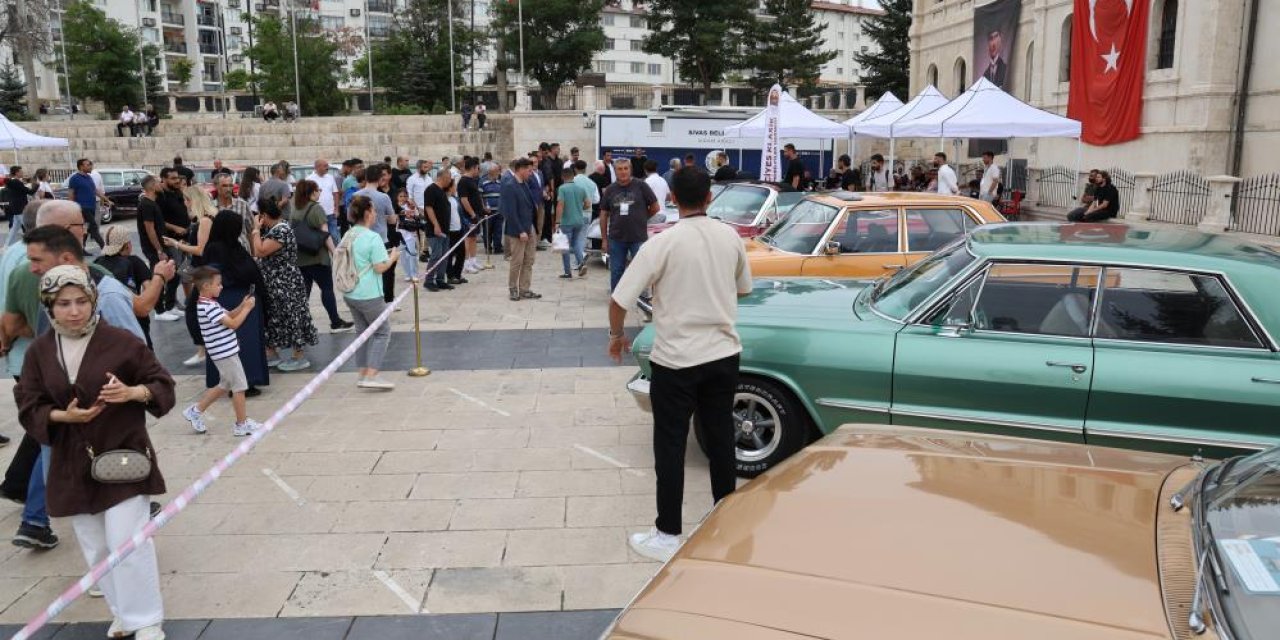 Yılların eskitemediği otomobiller Konya’dan sonra Sivas’ta sergide