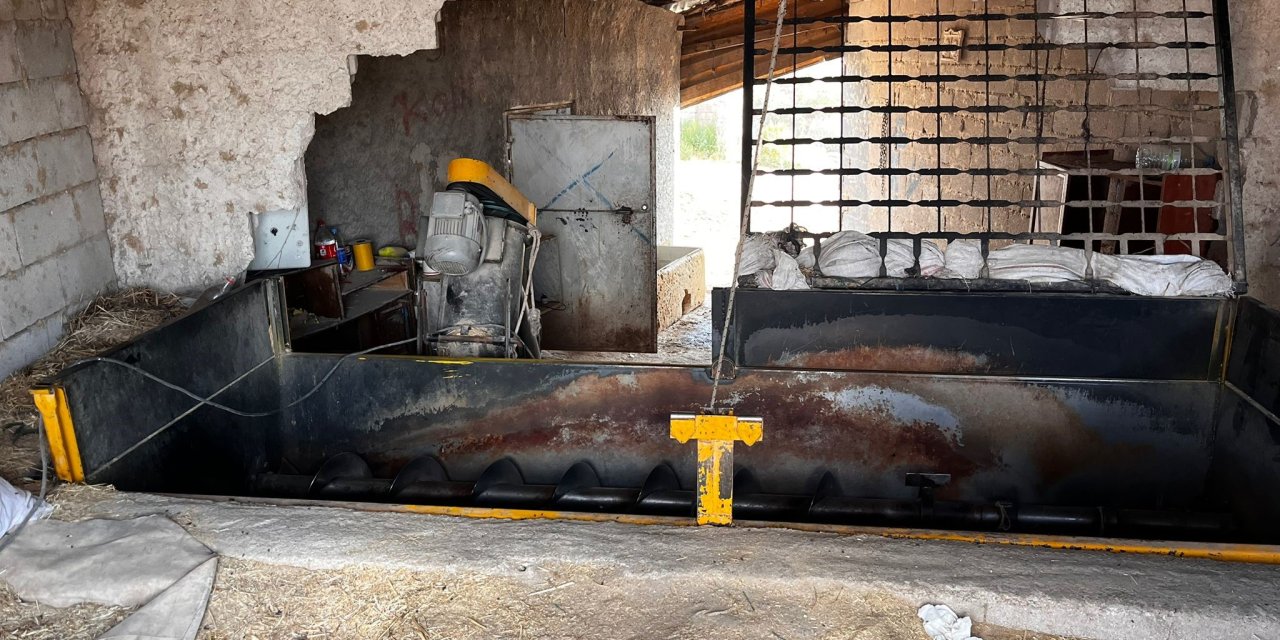 Mandırada çalışan işçi yem kırma makinesine düştü