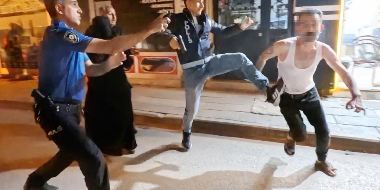 Baba ve oğlu polise bıçaklı saldırdı: 2’si polis 4 yaralı