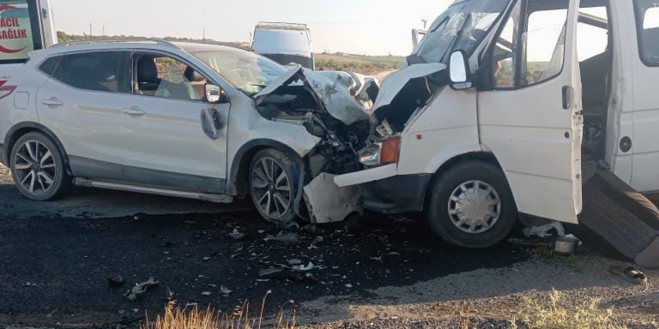 Tarım işçilerini taşıyan minibüs ile otomobil çarpıştı: 10 yaralı