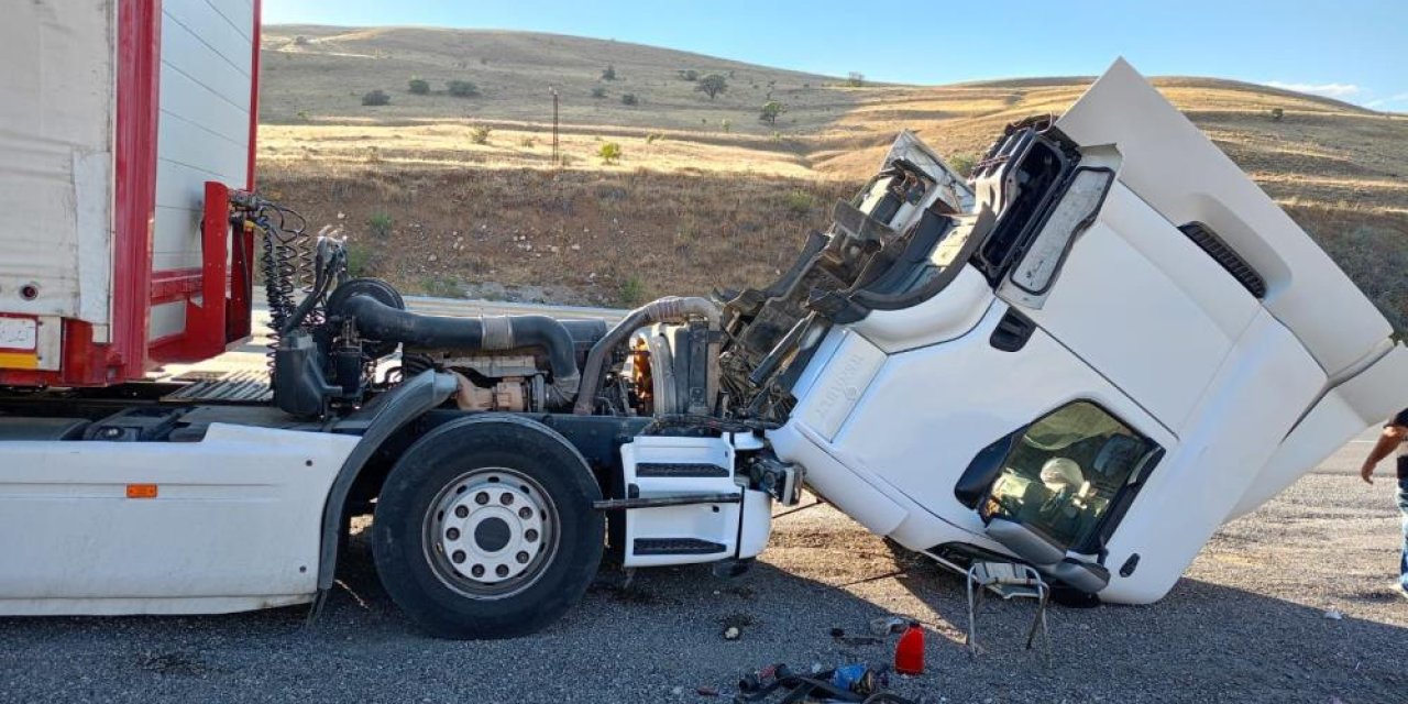Şarampole yuvarlanan TIR ikiye ayrıldı