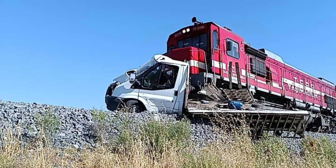 Yolcu treninin çarptığı kamyonet metrelerce sürüklendi! 1 yaralı