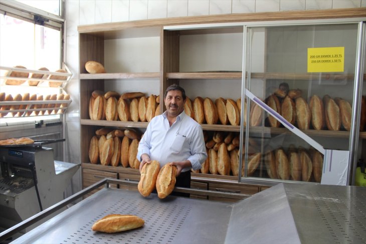 Yunak'ta bir fırından sağlık çalışanlarına ücretsiz ekmek ve unlu mamuller hizmeti