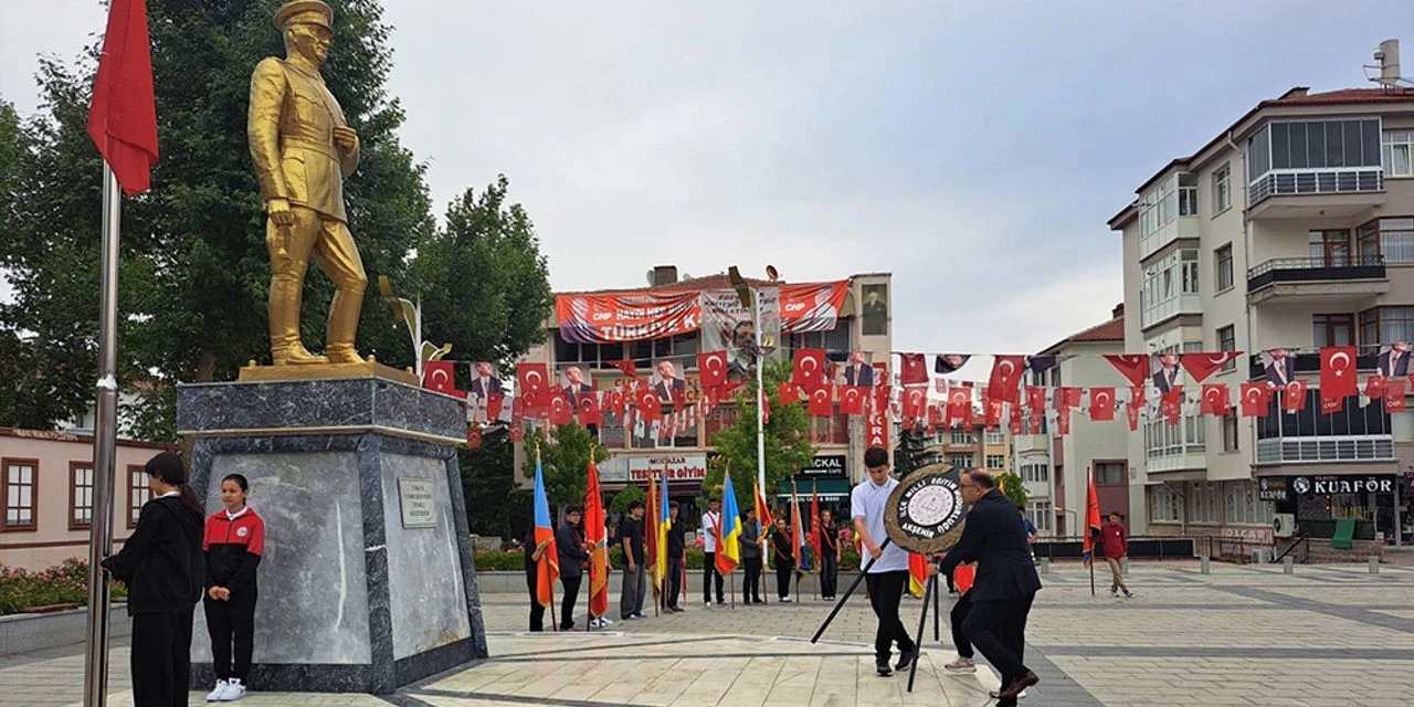 Konya’da eğitim haftası çelenk töreniyle başladı
