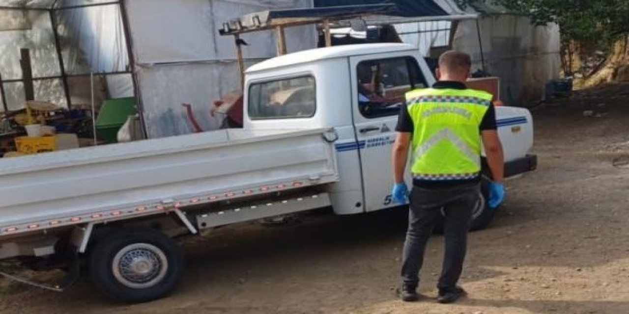 Tamir ettiği kamyonet ile traktörün arasında sıkışarak can verdi