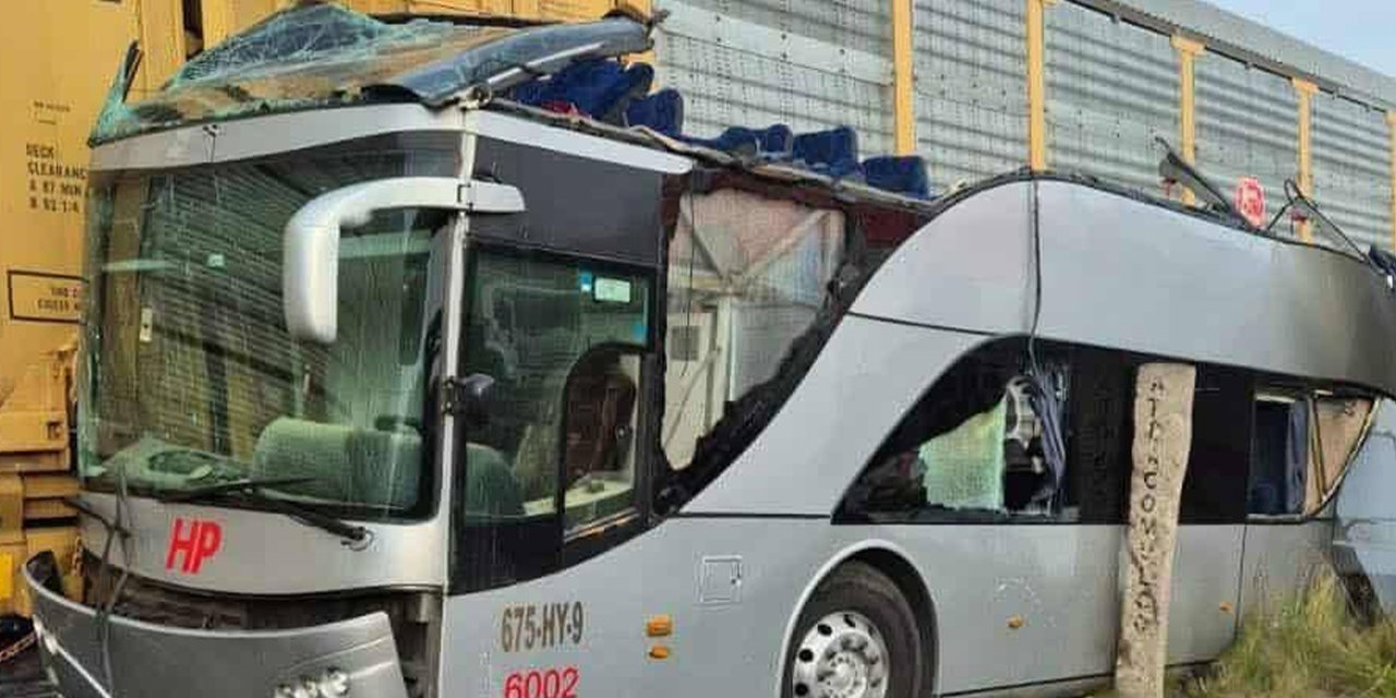 Tren yolcu otobüsüne çarptı: 8 ölü, 45 yaralı