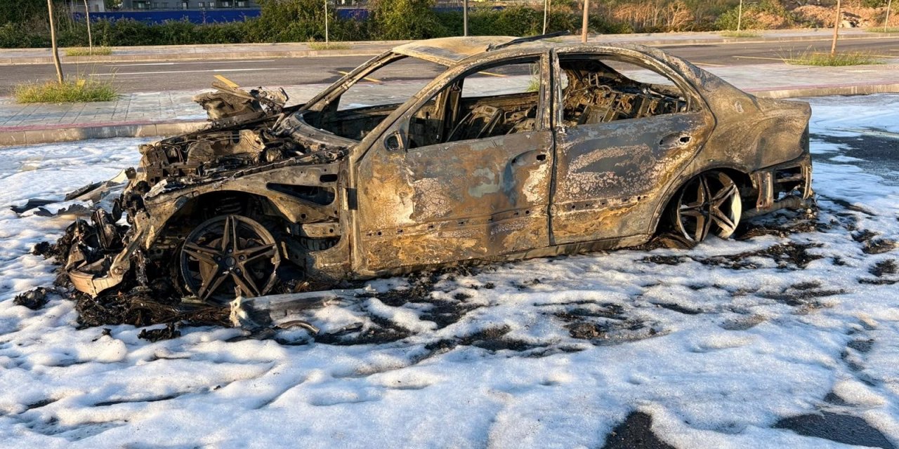 Gümrükten geçiremediği aracını benzin dökerek yaktı