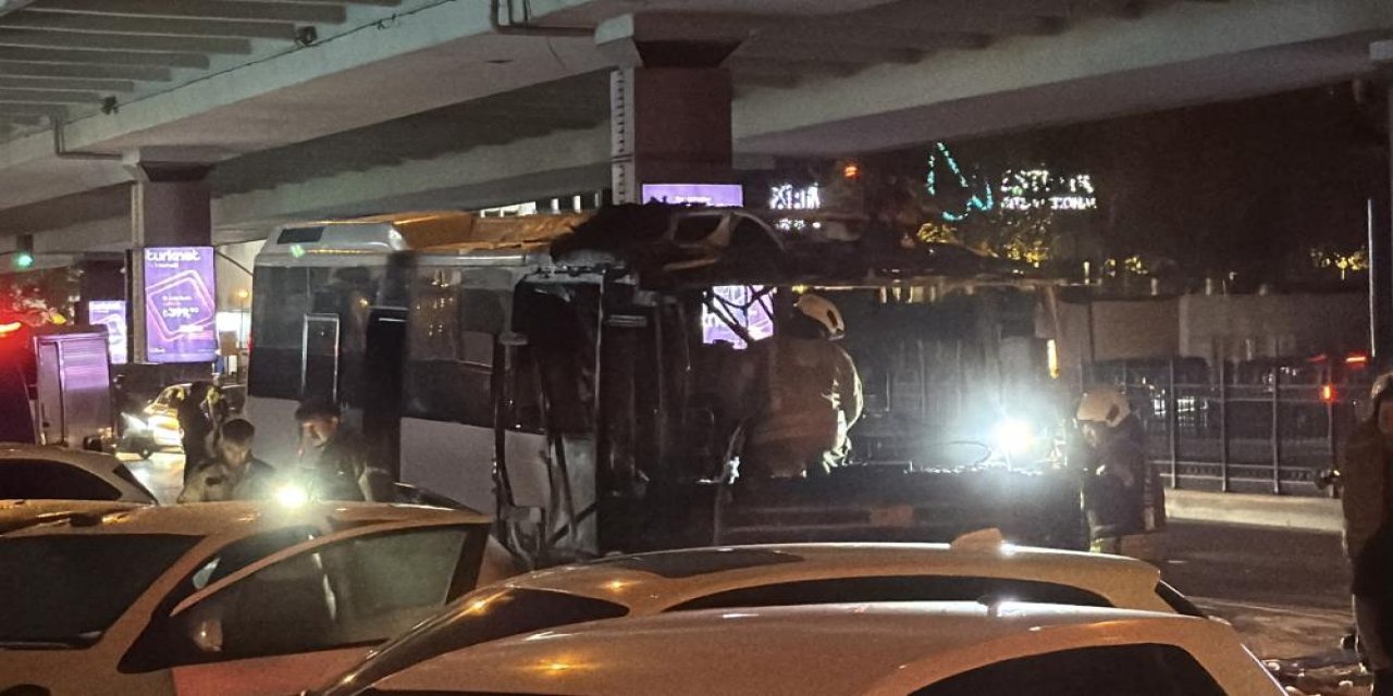 Yabancı turistleri taşıyan otobüs alev aldı