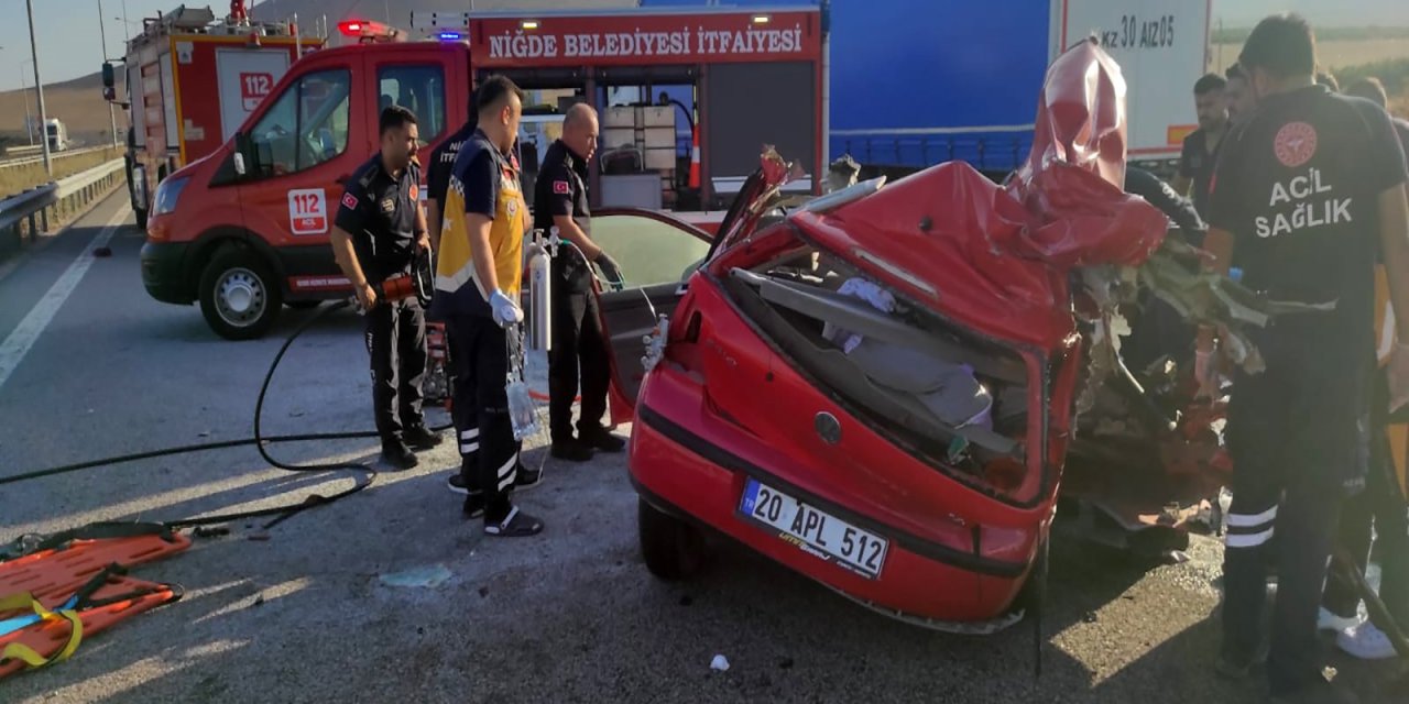 Emniyet şeridindeki çekiciye çarpan otomobilde, 2 ölü 3 yaralı