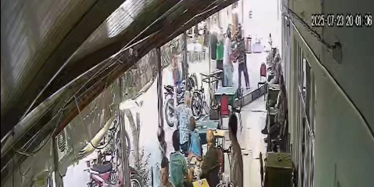 Otizmli çocuğunu döven adama, anneden kahvede meydan dayağı