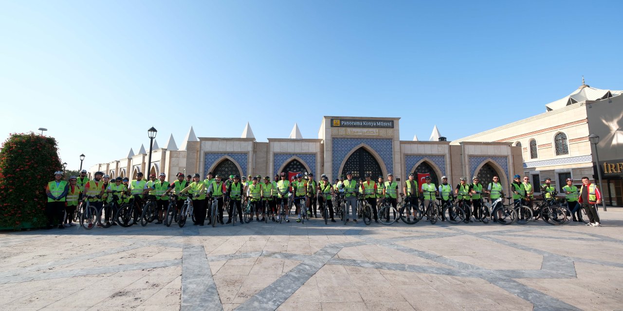 Konya’nın tarihi noktalarını pedal çevirerek keşfettiler