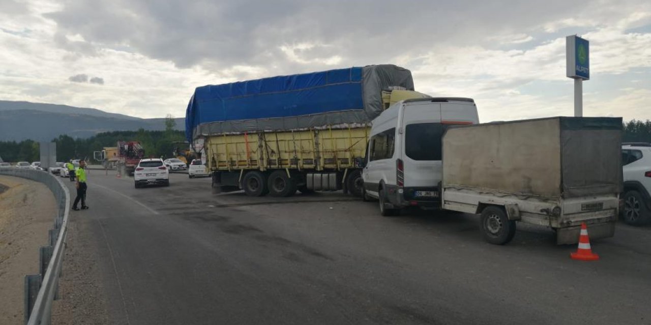 Kamyon ile fındık işçilerini taşıyan minibüs çarpıştı: 4’ü çocuk 8 yaralı