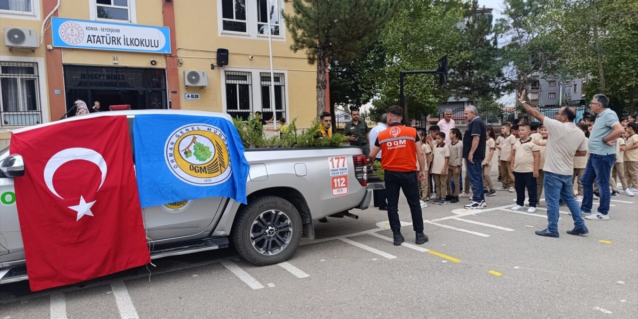 Konya’da minik eller doğayı yeşertiyor: 450 fidan öğrencilere dağıtıldı