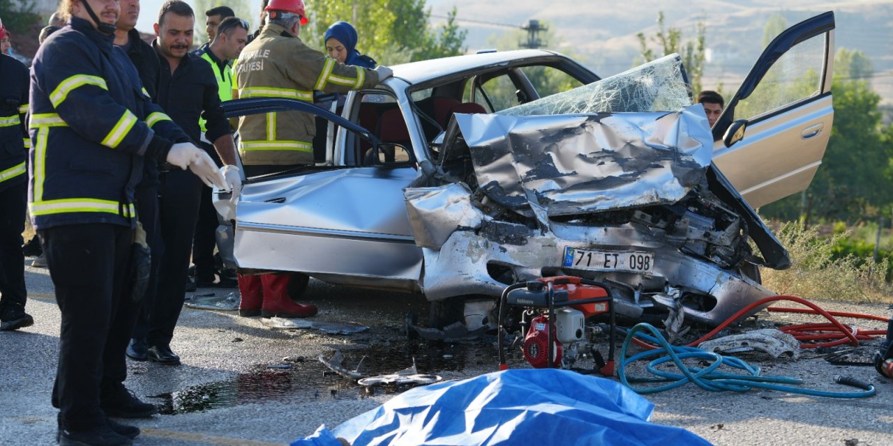 Otomobiller kafa kafaya çarpıştı: Sürücüler hayatını kaybetti