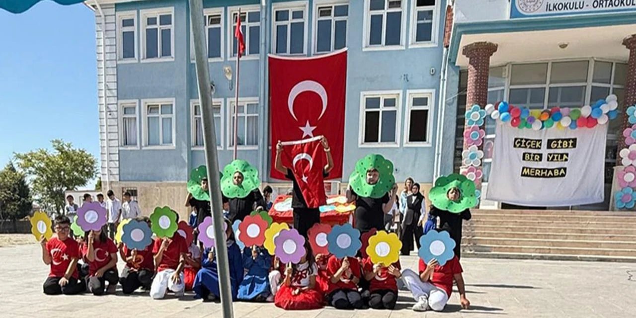 Konya’da okullar açıldı, öğrencilerin coşkusu dolup taştı