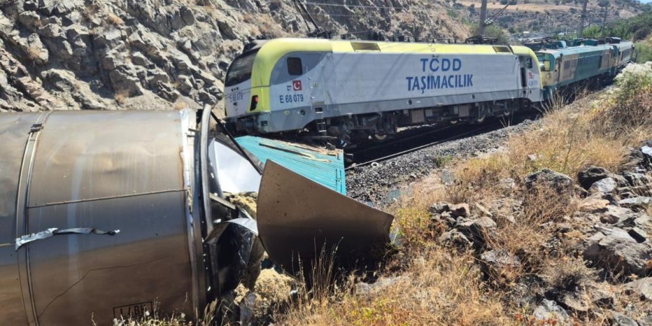 Yakıt taşıyan yük treni başka bir yük treniyle kafa kafaya çarpıştı