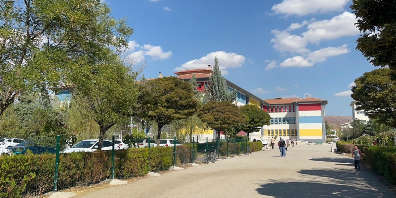 Kapüşonlu saldırgan okul bahçesinde müdüre dehşeti yaşattı