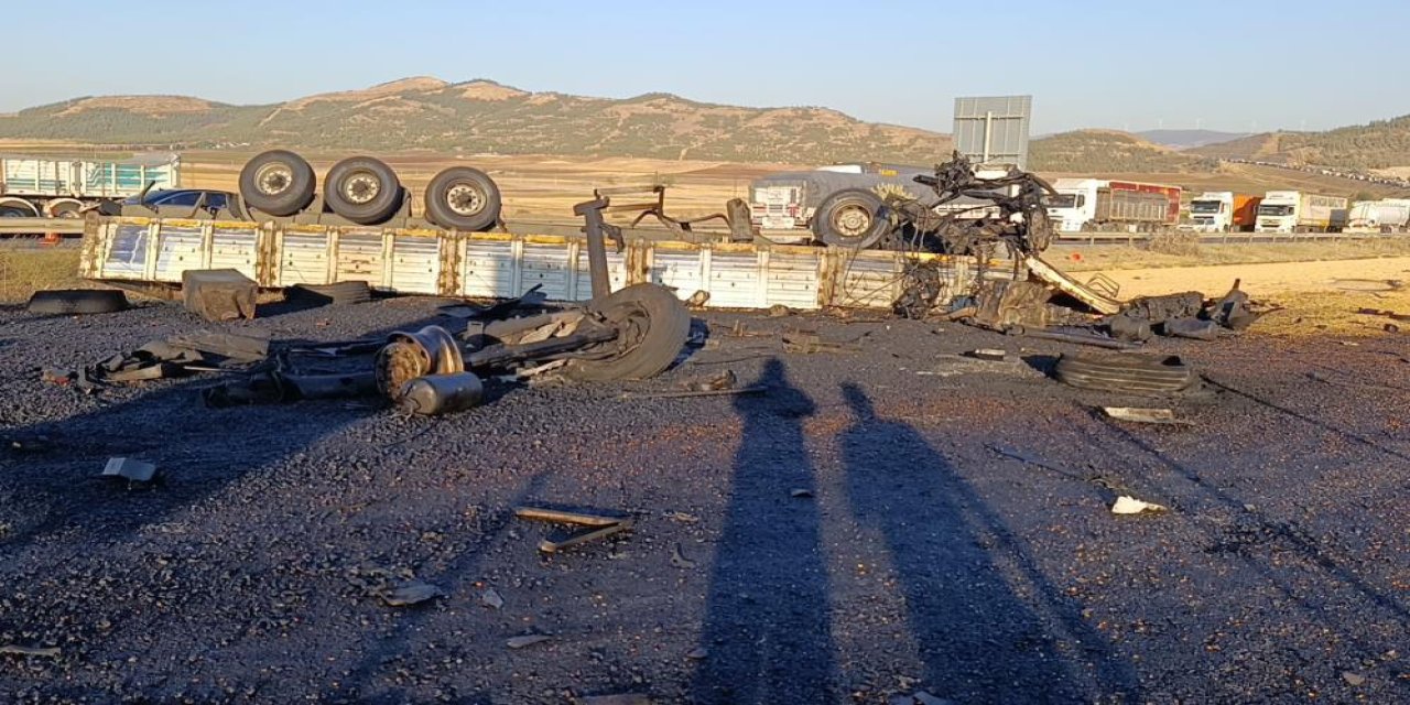 Freni patlayan TIR asfalt makinesine çarparak paramparça oldu