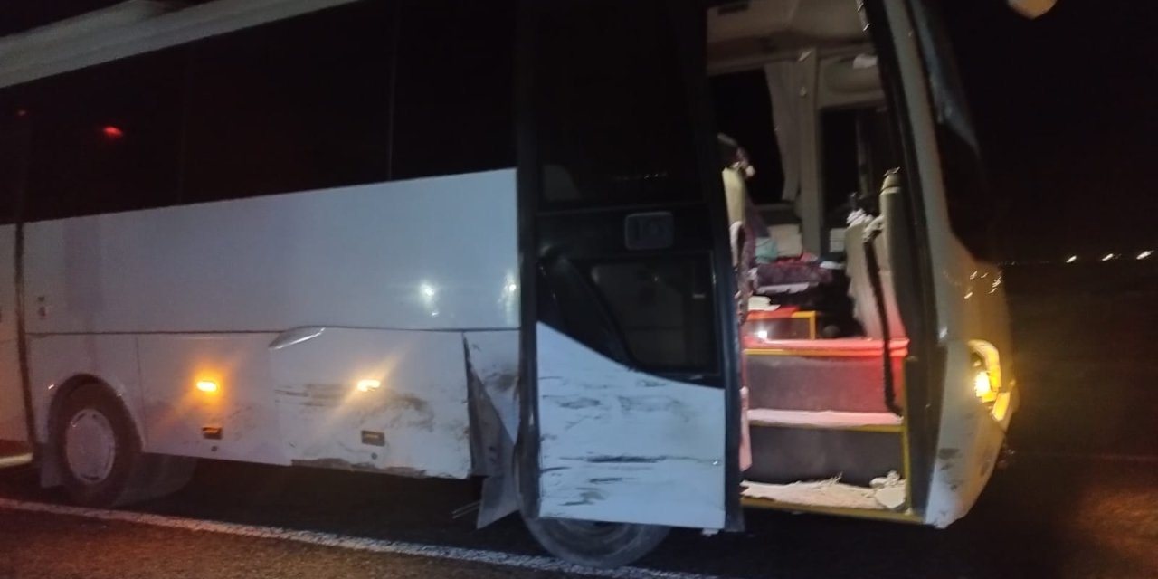 Konya’da midibüs otomobille çarpıştı