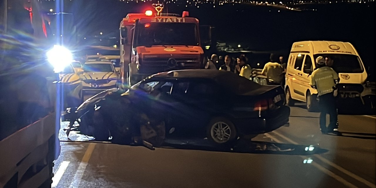 Otomobil ile kamyonet çarpıştı: 1 ölü, 4 yaralı