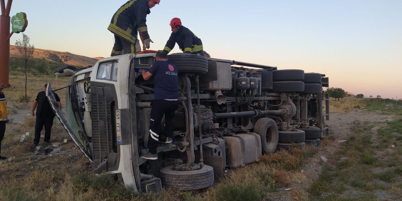 Konya’da devrilen kamyondaki 2 kişi yaralandı