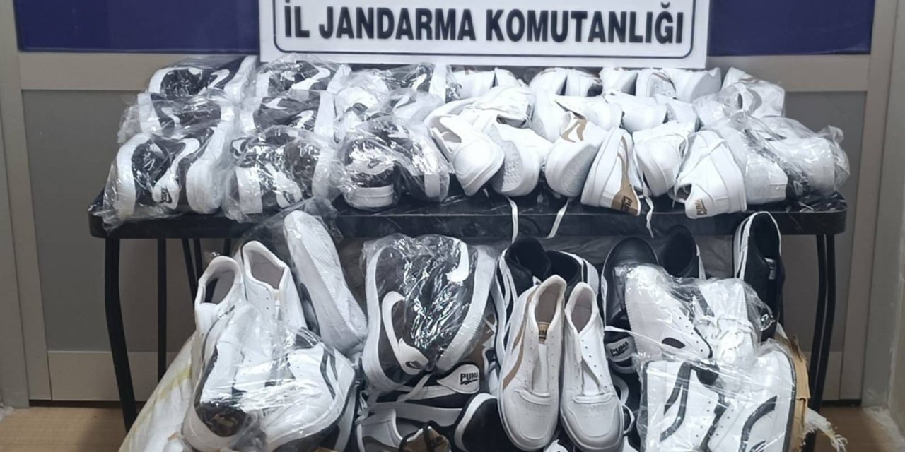 Jandarma, Konya Karapınar’da 128 çift kaçak spor ayakkabı buldu