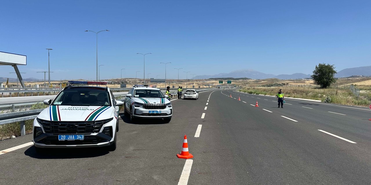 Dinlenme tesisinde arkadaşını unuttu, trafiği altüst etti