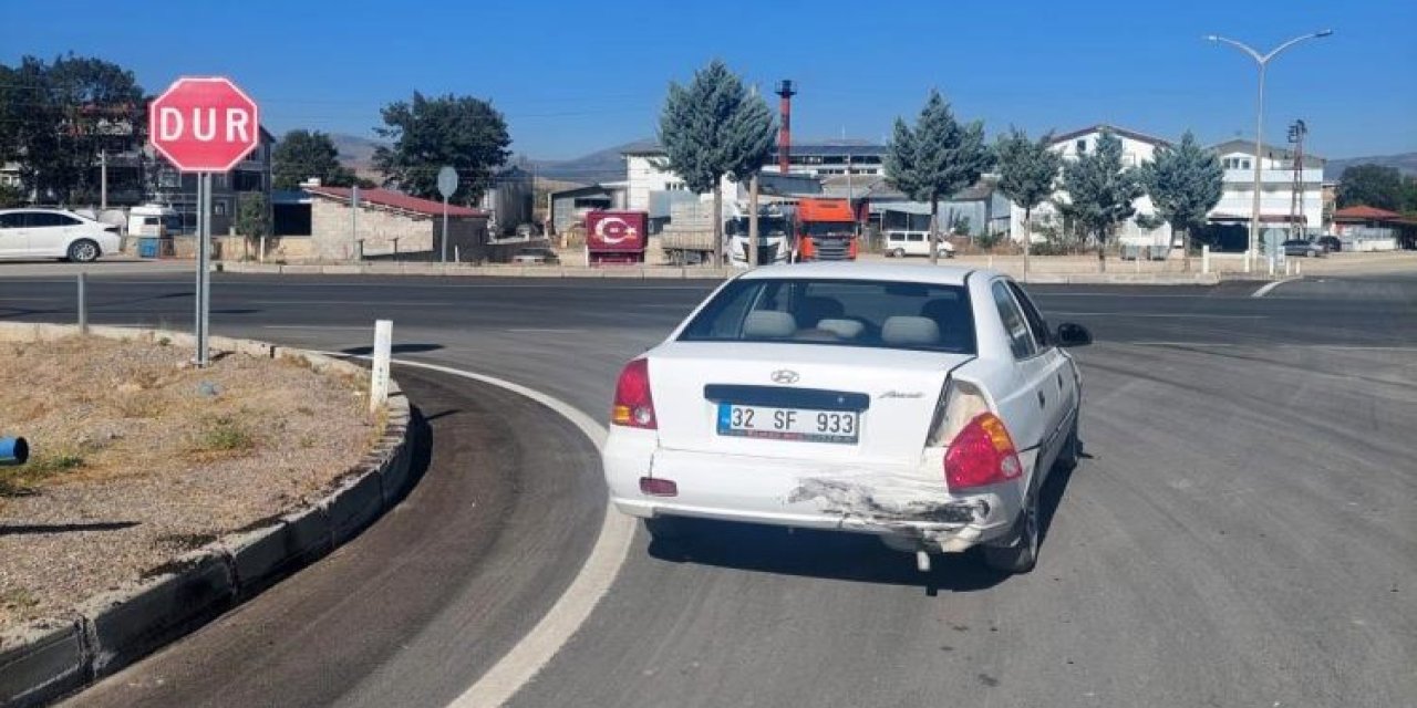 Konya yolunda iki otomobil çarpıştı: 3 yaşındaki çocuk yaralı