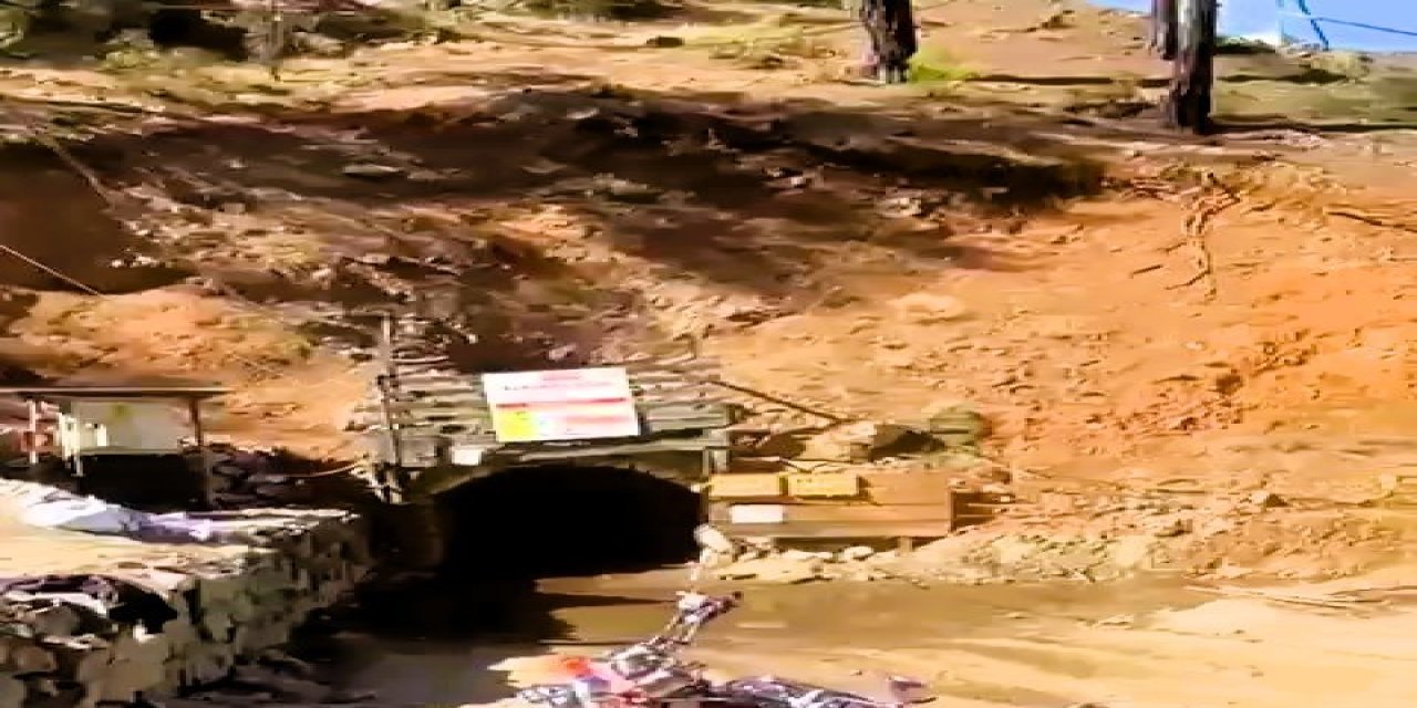 Krom madeni göçtü, iki işçi mahsur kaldı