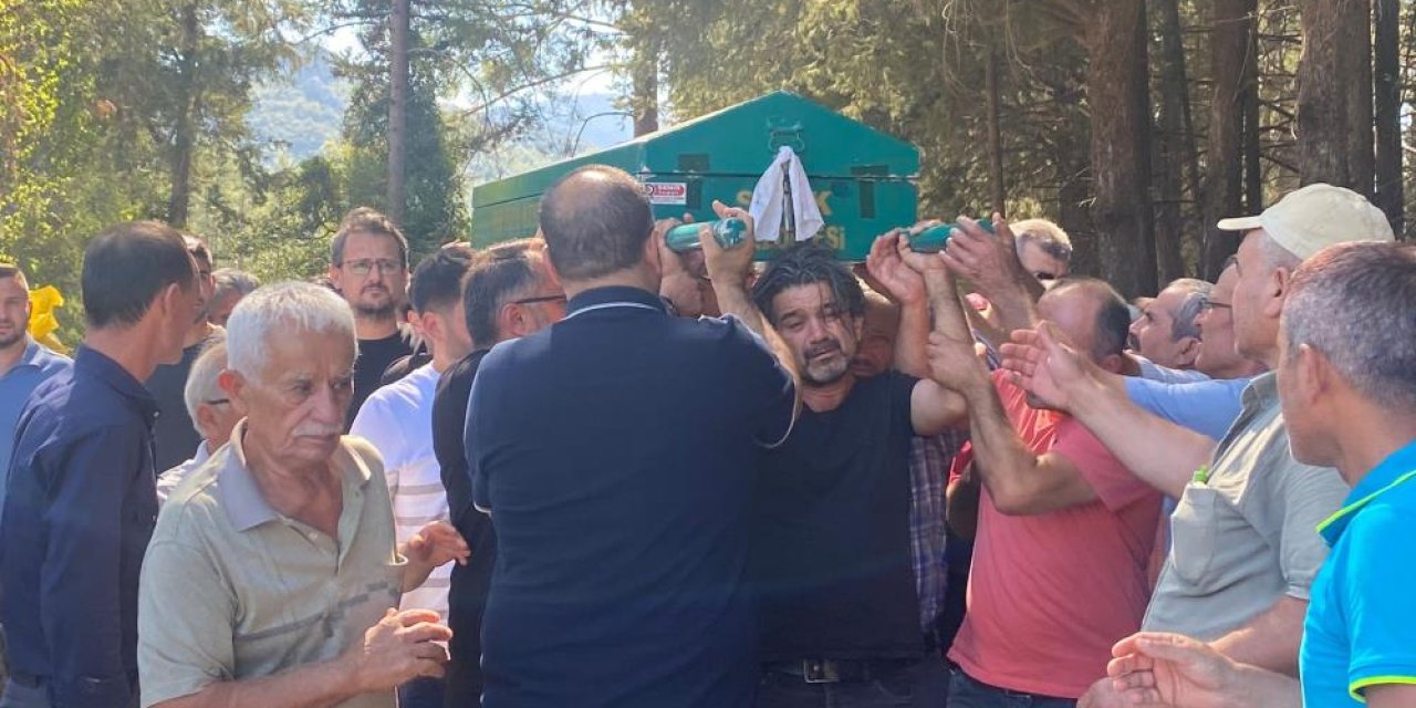 Baba, kalbinin en ağır yükünü taşıdı! Oğlunun tabutunu omzundan indirmedi