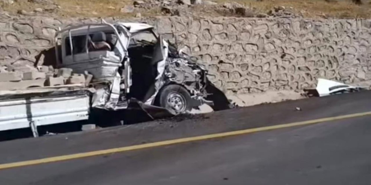 Freni boşalan TIR park halindeki kamyoneti hurdaya çevirdi