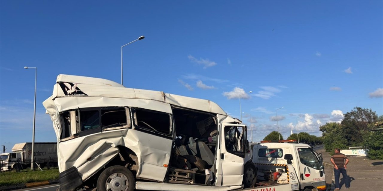 Tır ışıkta bekleyen minibüse çarptı! Çok sayıda yaralı var
